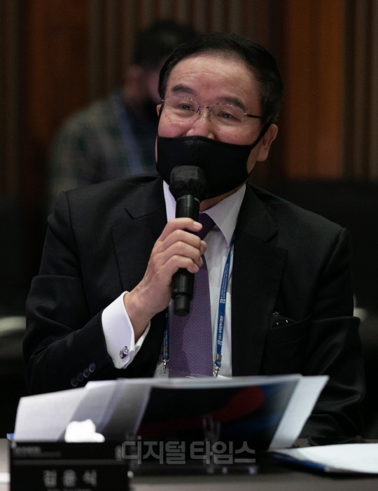 한국외국어대학교 국제지역연구센터 HK+국가전략사업단과 디지털타임스 주최로 8일 서울 신라호텔 영빈관에서 '한반도-북방 문화전략포럼'이 열렸다. 이날 '라운드테이블2 : 통상'에서 김윤식 신동에너콤 회장이 발언하고 있다. 박동욱기자 fufus@